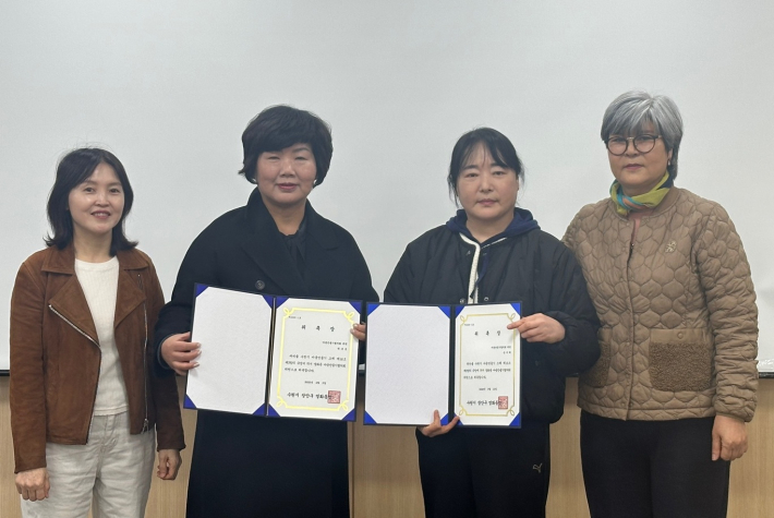 영화동 마을만들기 협의회에서 위촉장을 전달받은 신규위원들과 기념촬영 모습