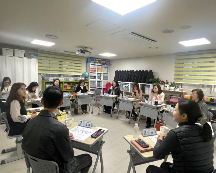 '수원시 초등돌봄 네트워크 정례회의'에서 참석위원들이 지역 초등돌봄 활성화 방안에 대해 논의하고 있다.