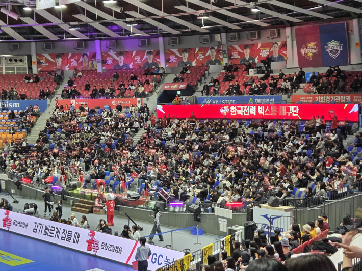 최종전 승리를 바라며 응원 물결을 펼쳐 보인 수원 홈팬들  