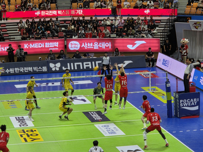 상대 공격을 블로킹으로 막아낸 한국전력