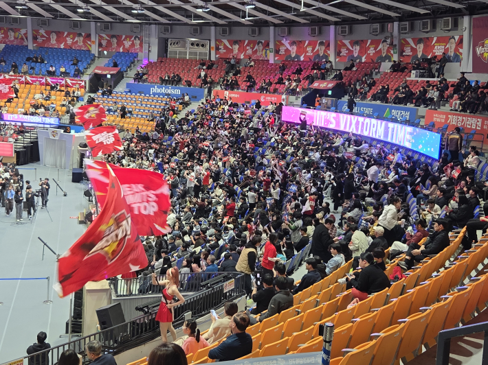 한국전력 소리높여 외친 수원 홈팬들