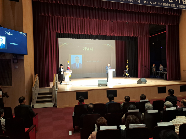 기념사를 하는 김운기 문협회장