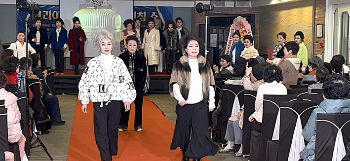 실버팀 모델들이 우아한 무대를 연출하는 모습