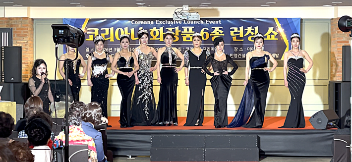 심미경 회장이 시니어 모델들에게 격려의 메시지를 전하는 모습