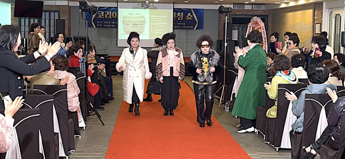 84세 박춘자 모델이 우아한 워킹을 선보이는 장면  