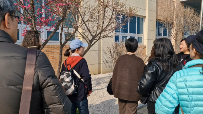 만첩(홍매화 겹꽃)과 매화를 구분해서 설명하고 있는 강사