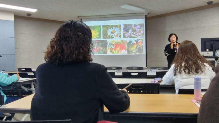 계절마다 꽃 색깔이 달라지는 이유를 설명하고 있는 강사