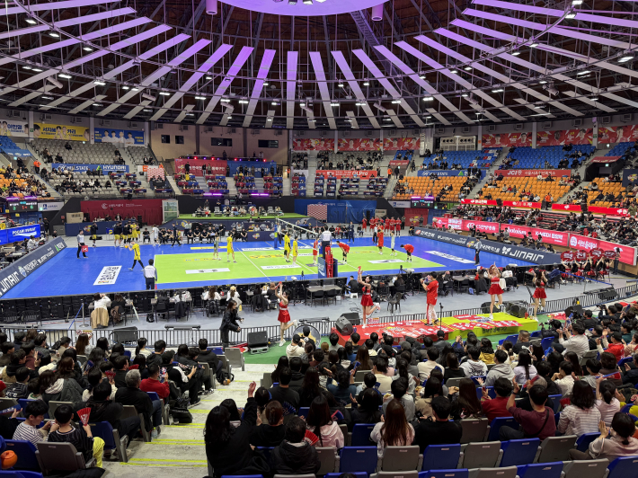 수원특례시 드림스타트 아동·가족이 함께 배구경기를 관람하고 있다.