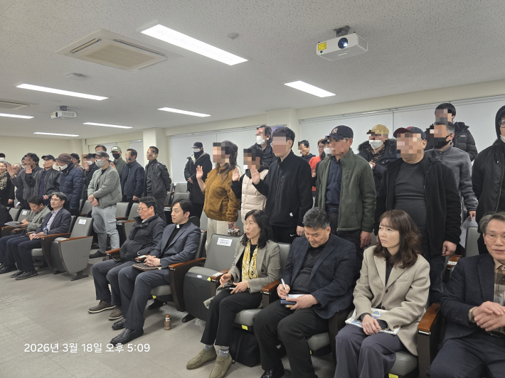 참여자들이 인문대학입학 선언문에 선서를 하고 있다. 