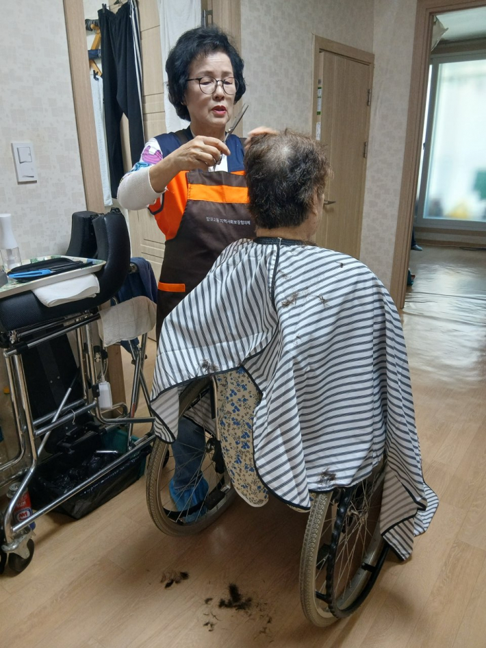 망포2동 지역사회보장협의체에서 재능기부를 통한 찾아가는 이미용 서비스를 제공하고 있다. 