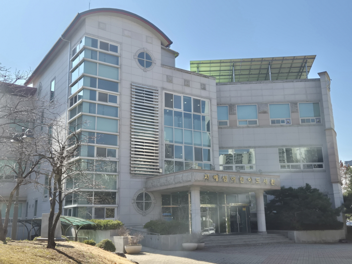 환경 특화 도서관, 수원 지혜샘어린이도서관 입구에서부터 환경을 생각하는 시간이 시작된다.