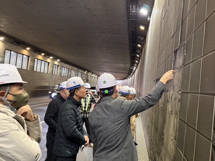 수원특례시 관계자가 1분기 시설안전 기술컨설팅을 하고 있다.     