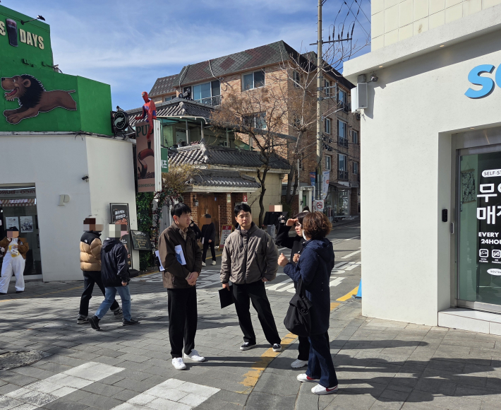 일방통행 현장 순찰 참여자들이 현장에서 의견을 나누고 있다. 
