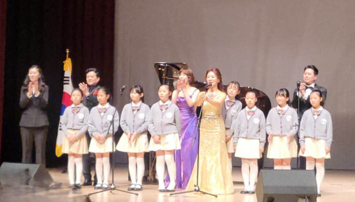 기념공연에서 어린이와 성악가들이 함께 무대를 꾸미며 감동을 전했다.