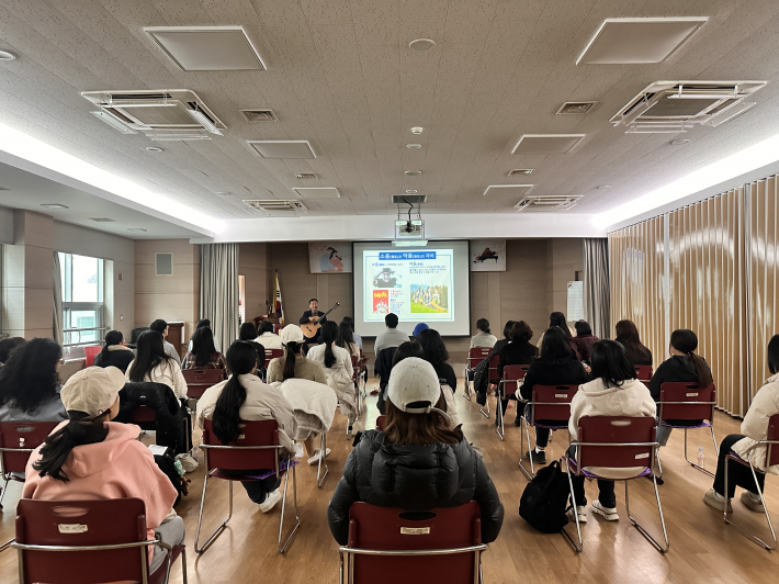 참석자들이 일상의 소음과 예술적 악음의 차이를 세밀하게 경청하며 그 의미를 되새기고 있다.