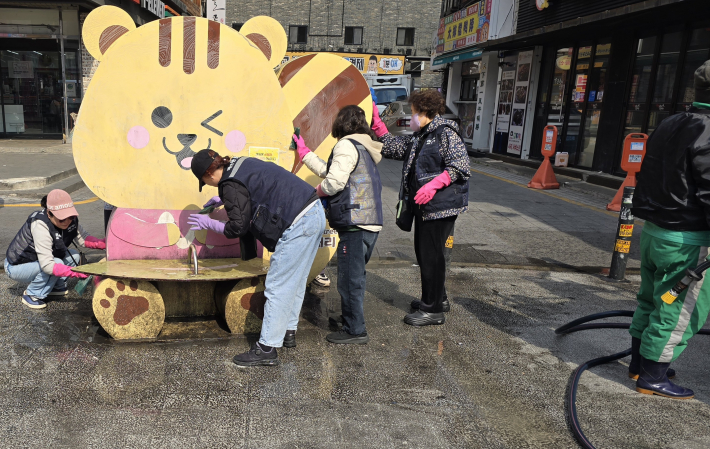매리조형물 청소 중