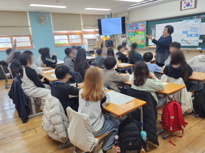 스트레스해소와 관리법에 대해 전문강사가 교육하고 있다.