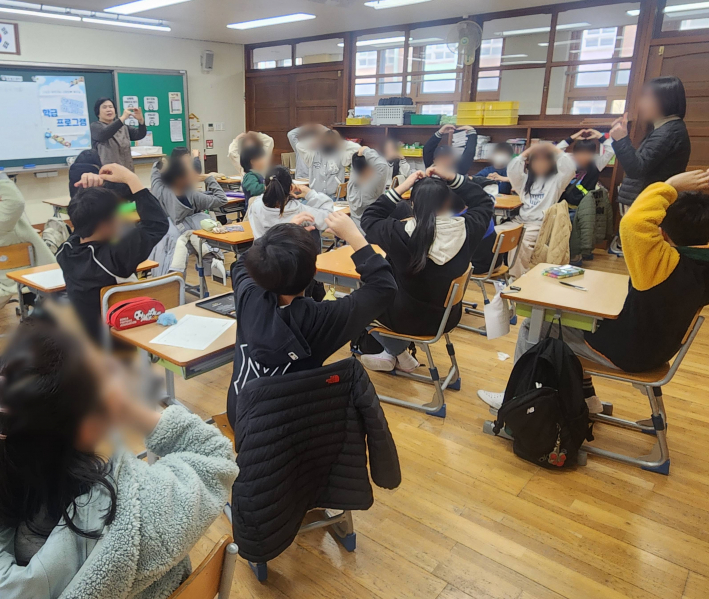 전문강사가 고학년 학급에서 스트레스해소와 관리법에 대해 교육하고 있다.