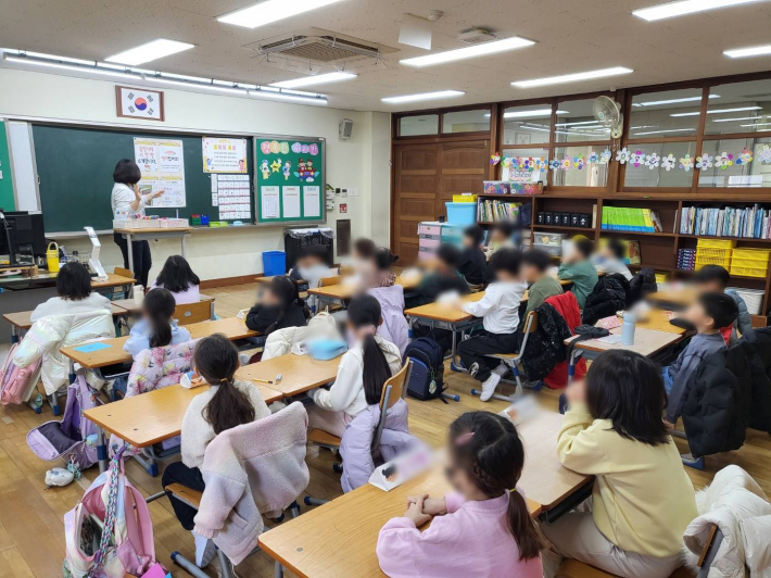 학교사회복지사가 저학년 학급에서 친구사랑주간 활동을 진행하고 있다.