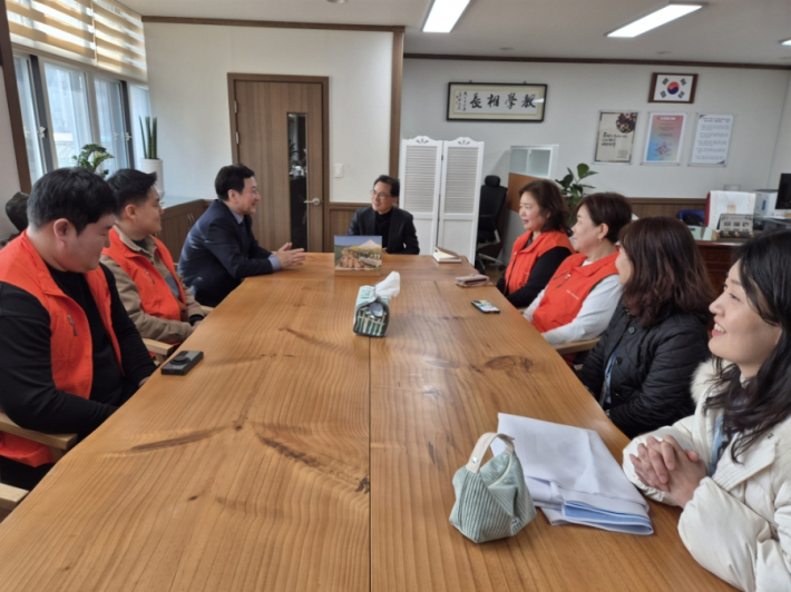 '안전·안심 투명우산 나눔 캠페인' 후 담소를 나누고 있다