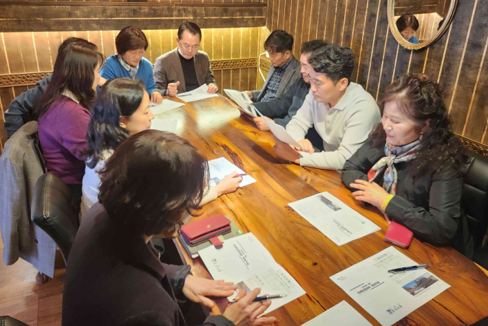 정자3동장과 단체장들이 모여앉아 회의를 하는 중이다.