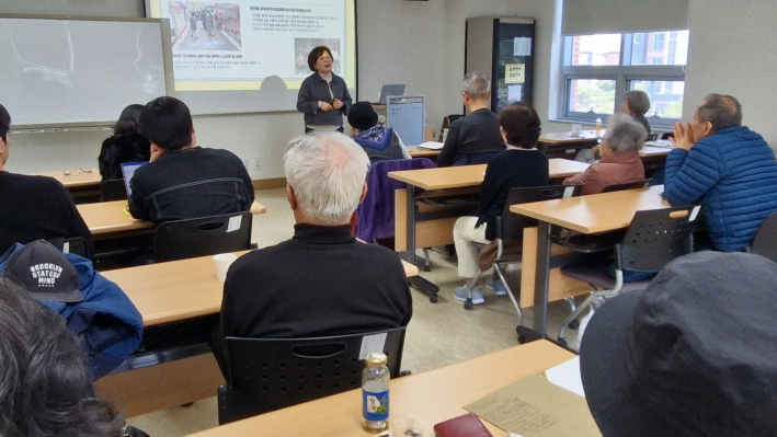 인권의 눈으로 우리동네 바라보기 강의를 하고 있는 박수정 팁장