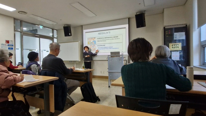 서로 인사 나누기에 대한 설명을 하고 있다.