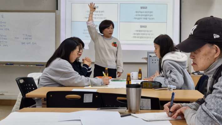 기본 권리에 대해 열강을 하고 있다.