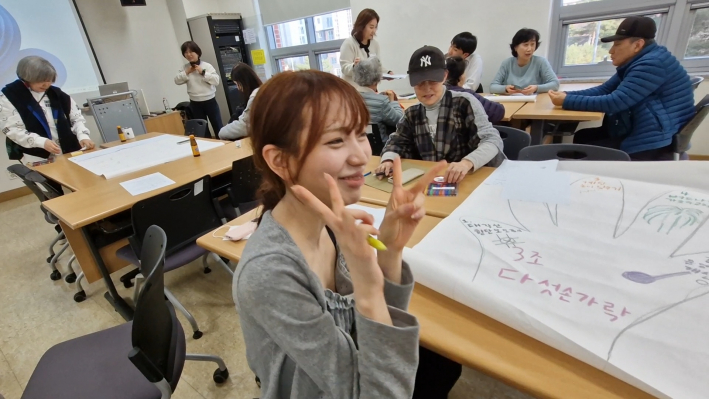 인터뷰를 하고 활짝 웃고 있는 학생