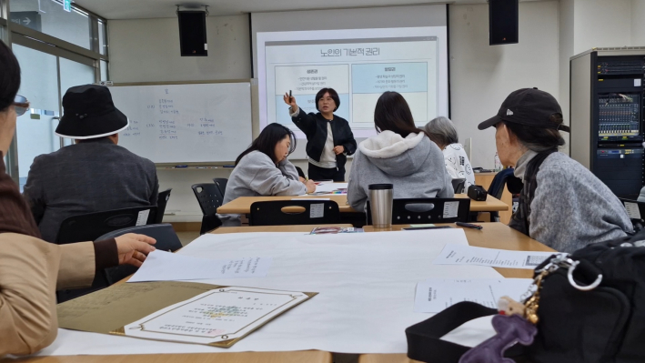 노인의 기본 권리를 주장하는 실습생들 . . .