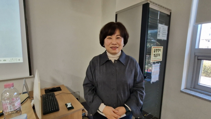 인터뷰를 하고 활짝 웃는 최경란 팀장의 모습