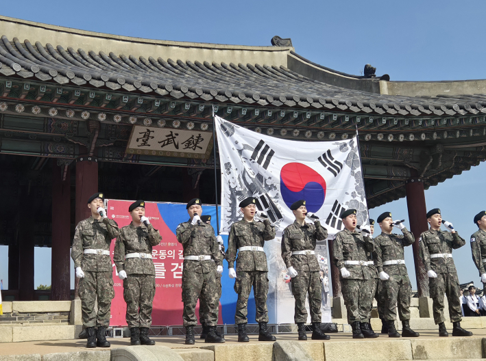 수도군단군악대 공연반이 공연을 하고 있다