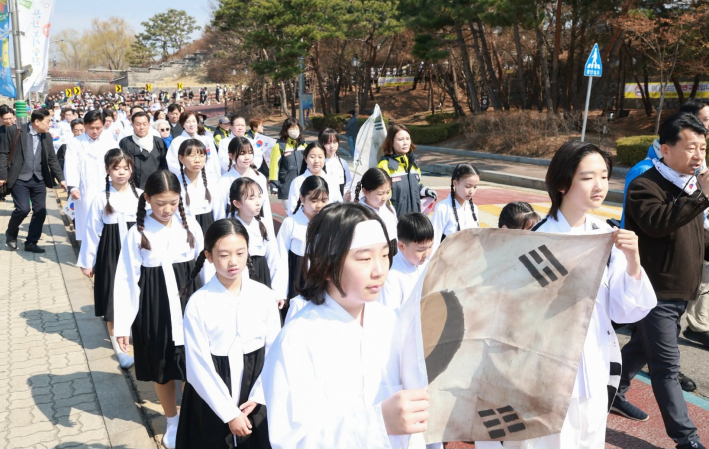 시민들이 수원 독립운동의 길을 행진하고 있다