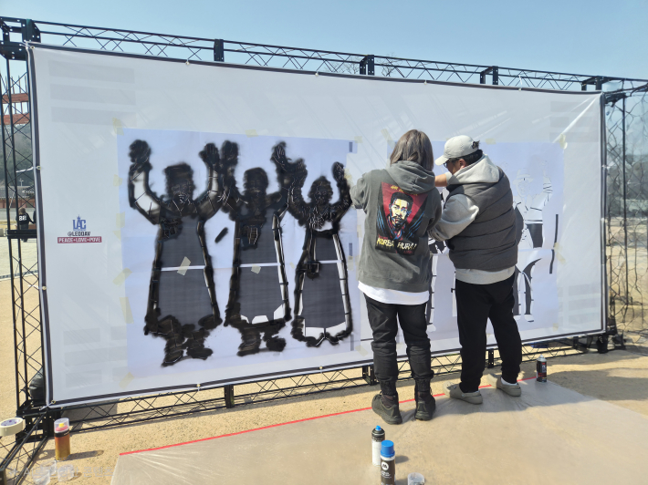 레오다브의 독립운동가 그래피티 퍼포먼스