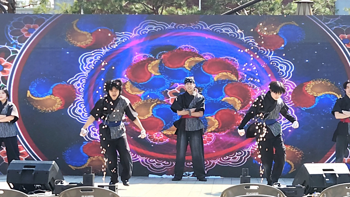 개막식 식전공연으로 비보이 팀이 역동적인 퍼포먼스를 선보이며 현장 분위기를 뜨겁게 달구고 있다.