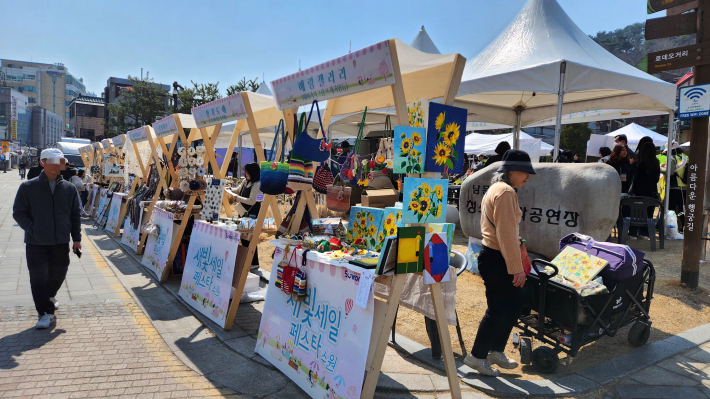 행사장을 찾은 시민이 플리마켓과 체험부스를 둘러보며 다양한 프로그램을 즐기고 있다.