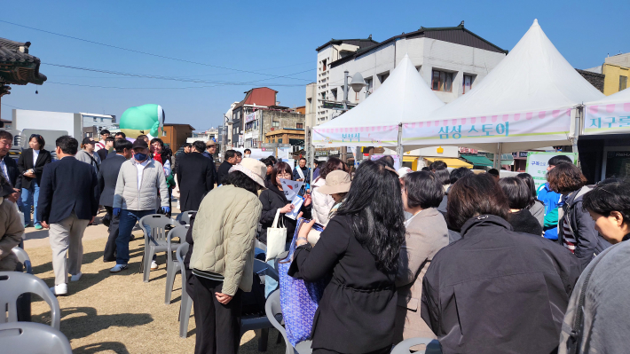행사 종료 후 시민들이 부스 체험을 즐기며 축제의 여운을 이어가고 있다.