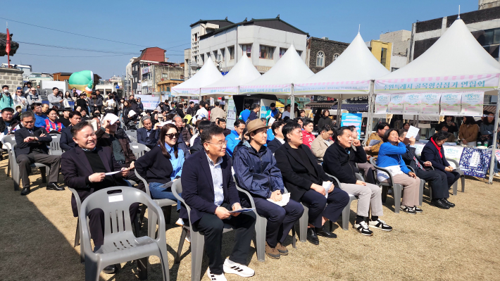 남문 로데오 청소년문화공연장에서 열린 개막식에 참석한 내빈과 시민들의 모습이다.