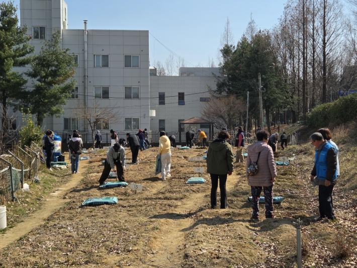 서호천 시민생태농장 개장식에 참여한 지역주민들