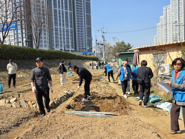 올 한해 대풍년을 꿈꾸며 텃밭을 고르고 있는 지역주민