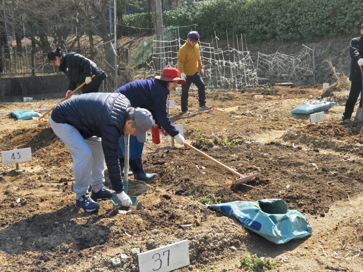올 한해 대풍년을 꿈꾸며 텃밭을 고르고 있는 지역주민