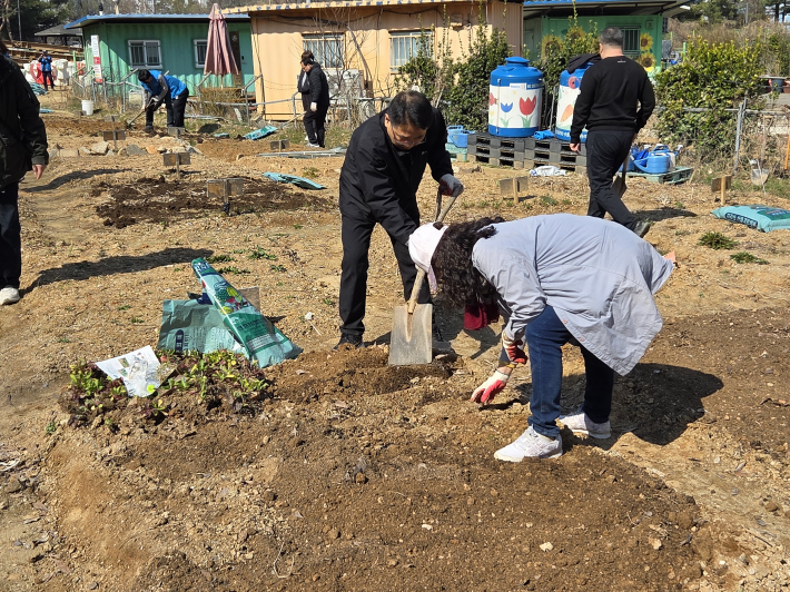 올 한해 대풍년을 꿈꾸며 텃밭을 고르고 있는 지역주민