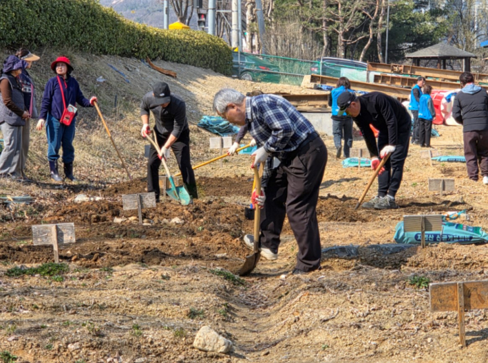 올 한해 대풍년을 꿈꾸며 텃밭을 고르고 있는 지역주민