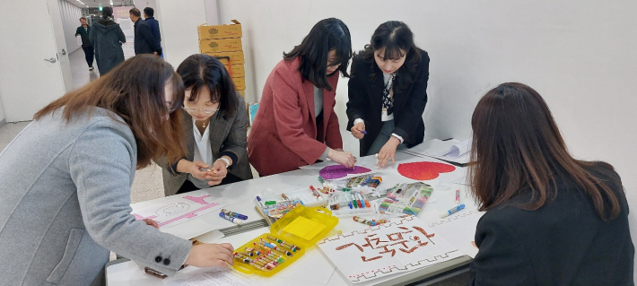 참가자들이 분과 소개판을 만들며 발표 준비를 하고 있다.