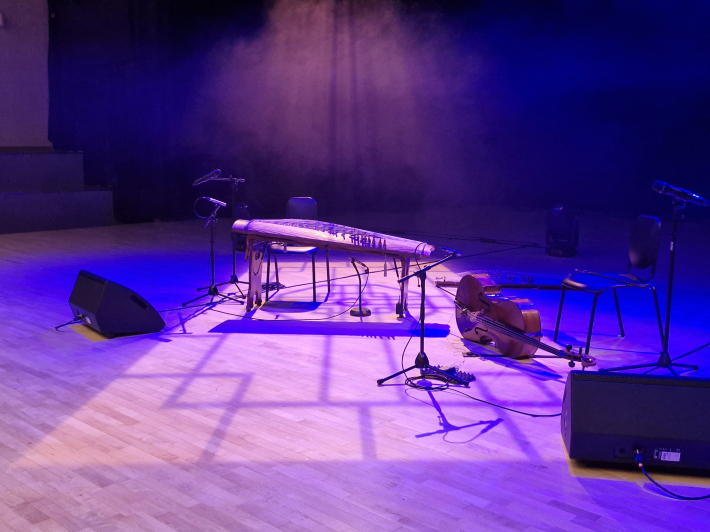 첼로의 깊은 울림은 가야금의 여백을 침범하지 않고, 가야금은 그 울림을 섬세하게 감싼다. 