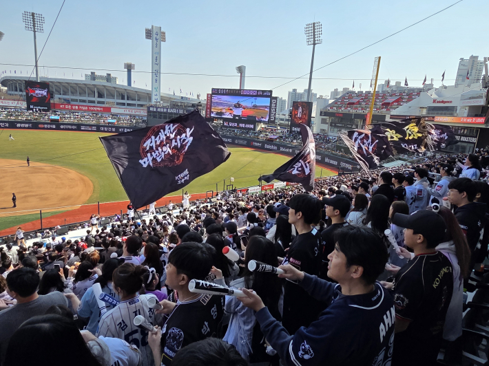 수원kt위즈를 외친 수원 홈팬들