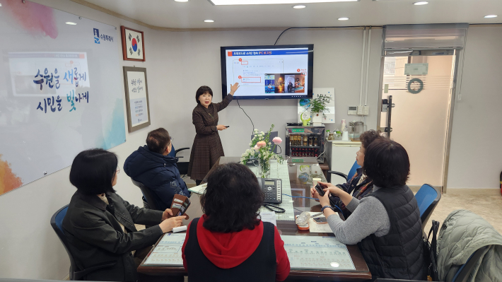 김은정 매탄1동장이 관내 주민을 대상으로 '동장과 함께하는 AI금요특강'을 진행하고 있다.