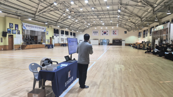 경기도거점아동보호전문기관 문상록관장이 경기도 검도수련원에서 아동학대 신고의무자교육 진행하는 모습