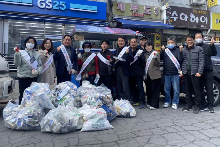 공순정 연무동장이 첨삭자들과 기념사진을 촬영하고 있다.