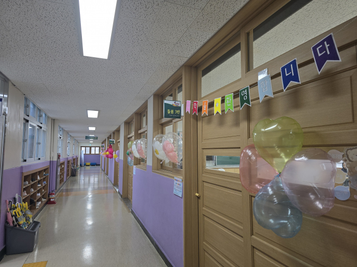 수원초등학교 돌봄교실 복도, 신입생을 환영하는 장식이 마련된 모습